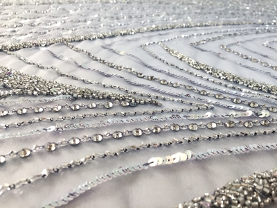 Curvas líneas de plata en un encaje gris de encaje hecho a mano | Glam House Fabrics