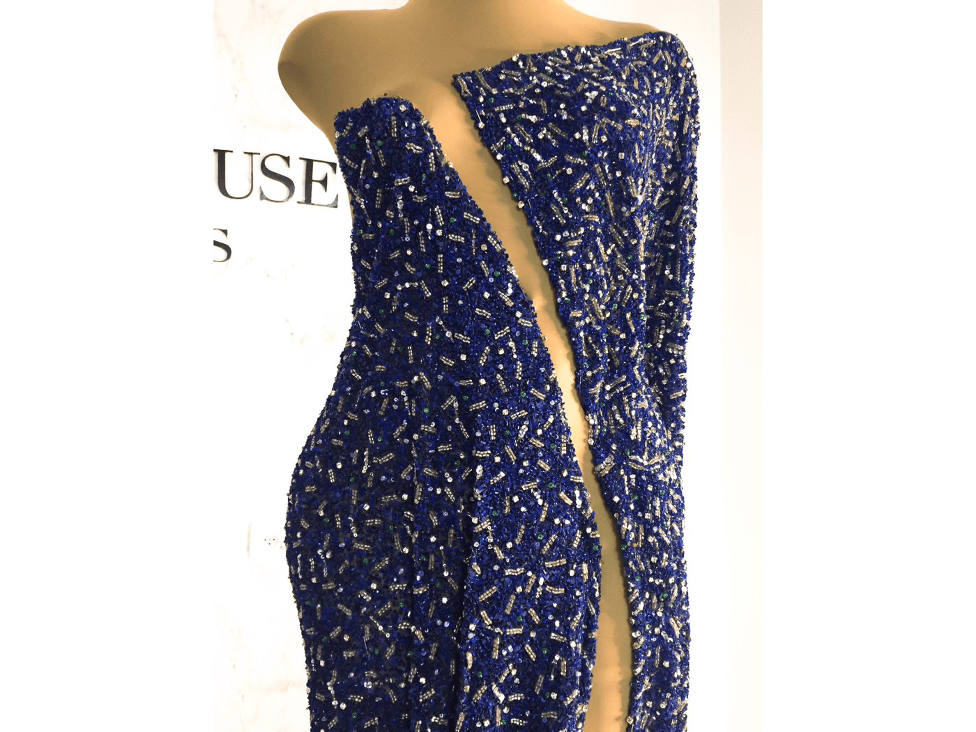 Vestido de cuentas hecho a mano con encaje azul con piedras de cristal | Glam House Fabrics