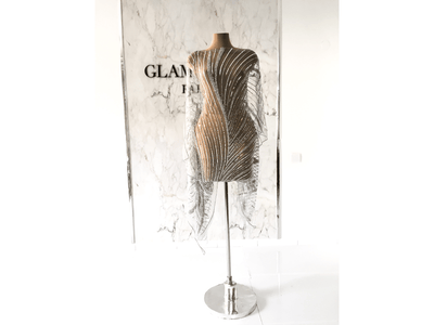 Líneas curvas plateadas sobre un vestido de encaje gris | Glam House Fabrics