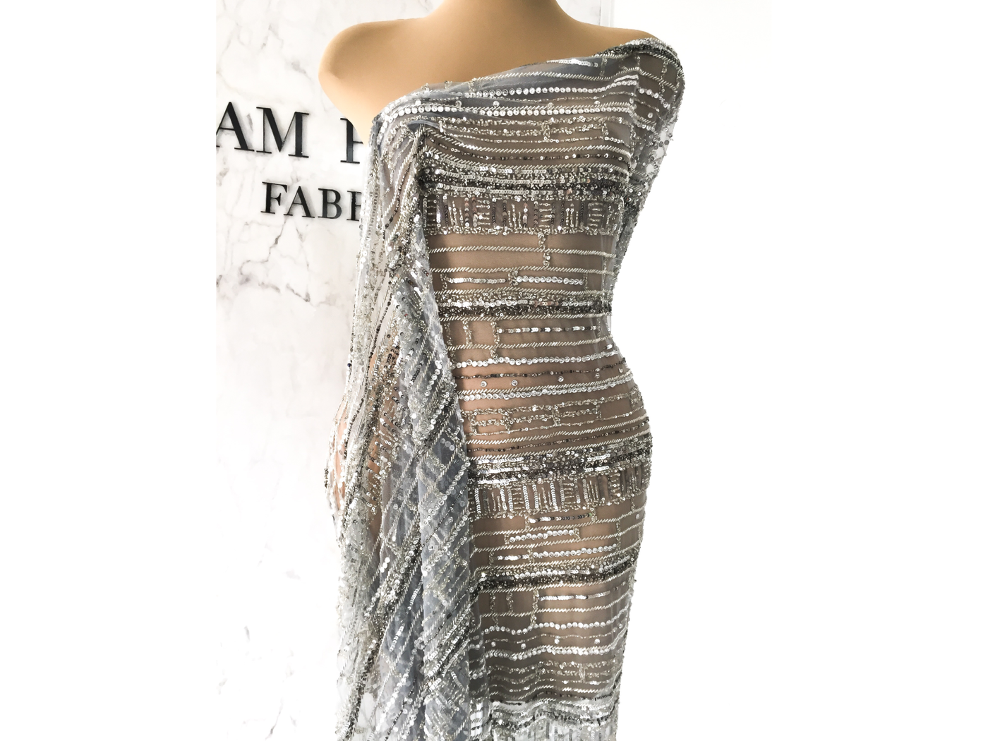 vestido de noche de plata con cuentas de encaje hecho a mano | Glam House Fabrics