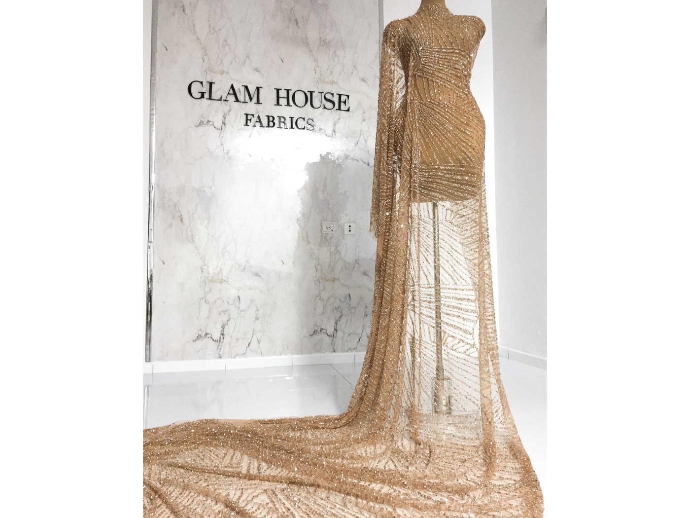 Vestido de lujo hecho a mano con encaje de perlas y cristales | Glam House Fabrics