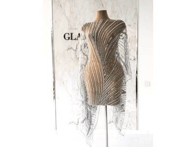 Curvilíneas líneas plateadas en un vestido de noche de encaje gris | Glam House Fabrics