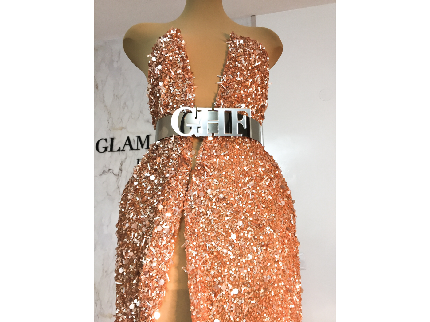 Pudra encaje de lujo en forma de vestido | lentejuelas y abalorios | Glam House Fabrics