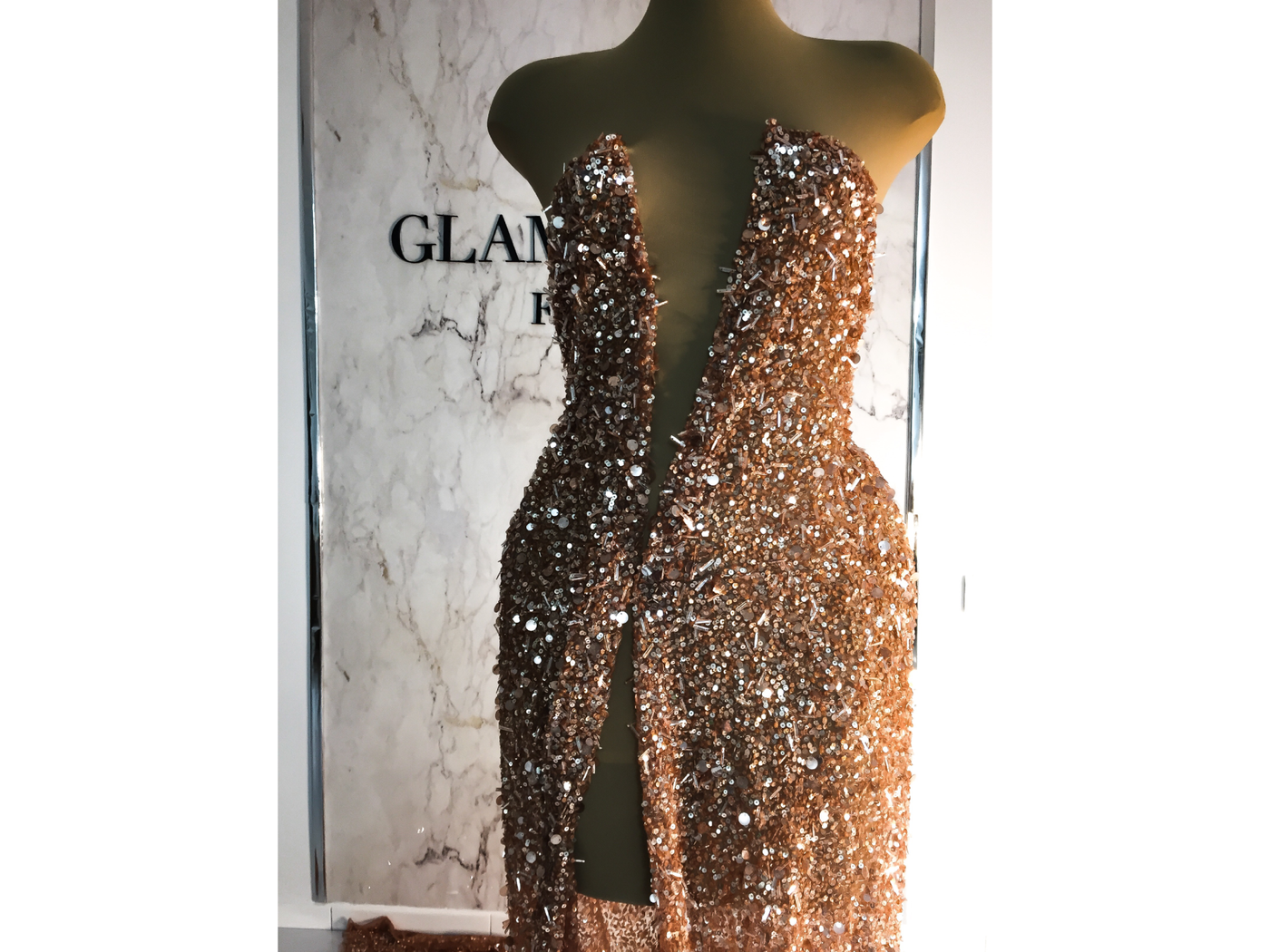 Pudra vestido de diseño de encaje de lujo | lentejuelas y abalorios | Glam House Fabrics