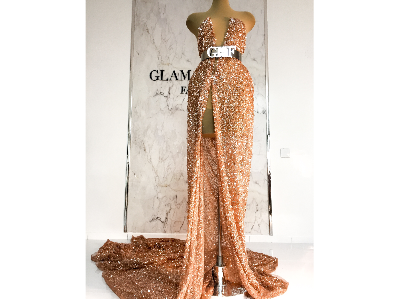 Pudra vestido de noche de lujo | lentejuelas y abalorios | Glam House Fabrics