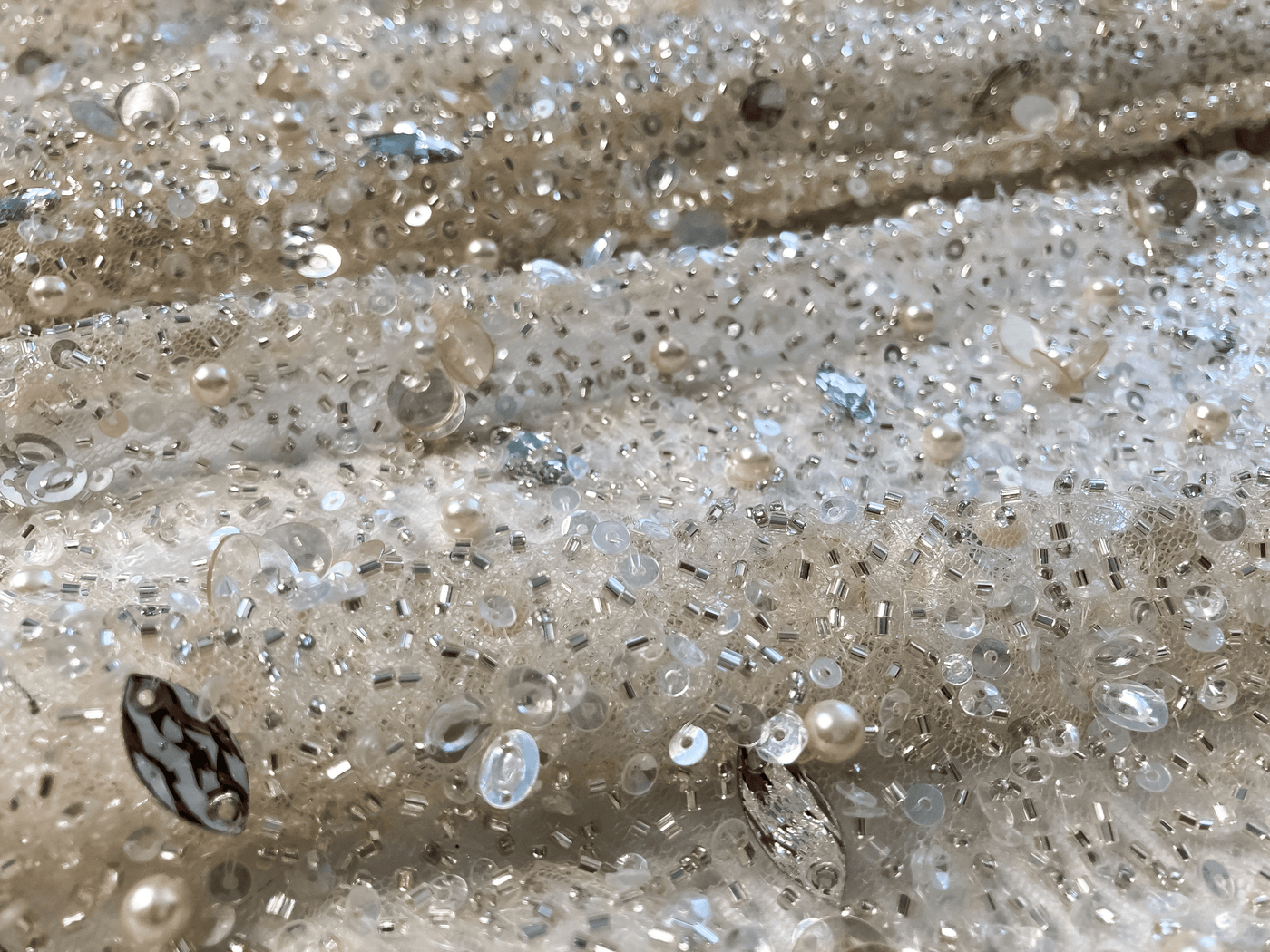 Lluvia de hadas plateada de cuentas, lentejuelas y cristales- Malla crema hecha a mano